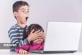 کودکی که چشمان کودک کوچکتر را گرفته که به کامپیوتر نگاه نکند