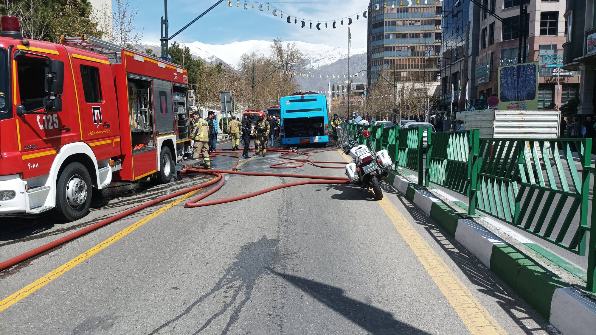 آتش سوزی یک دستگاه اتوبوس بی آر تی در خیابان ولیعصر