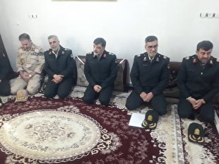 دیدار سردار رادان با خانواده شهید دامن باغ در کرمانشاه