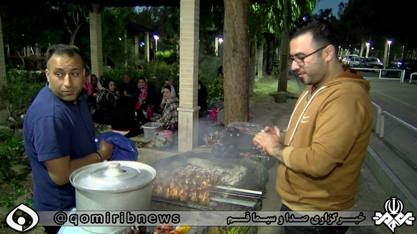 برپایی سفره افطار مردم قم در بوستان‌های شهر