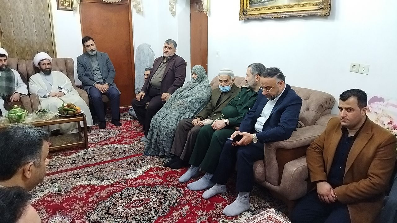 دیدار مسئولان شهرستان صومعه سرا با خانواده شهدا