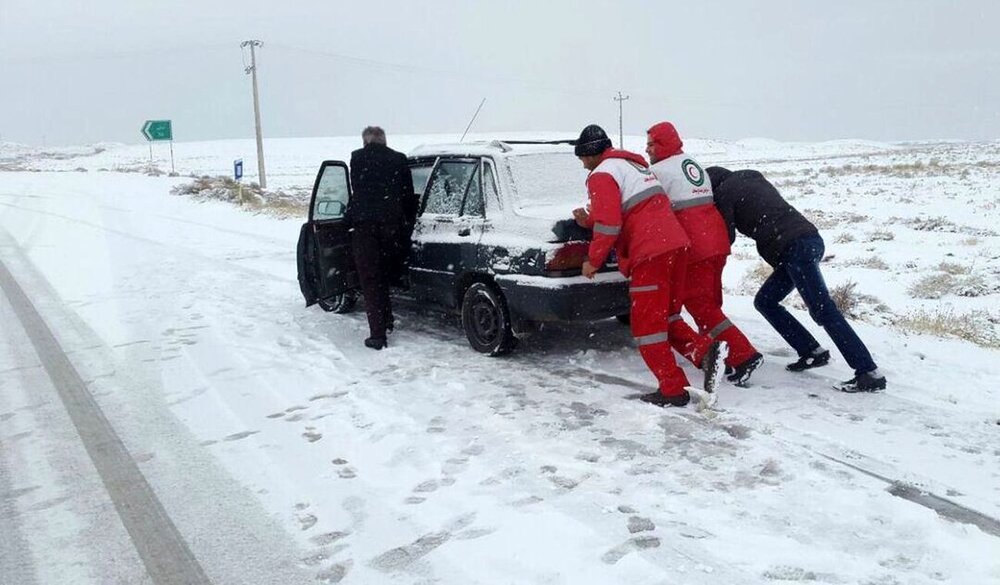 نجات ۴۶ فرد گرفتار شده در کولاک برف جاده اندیکا