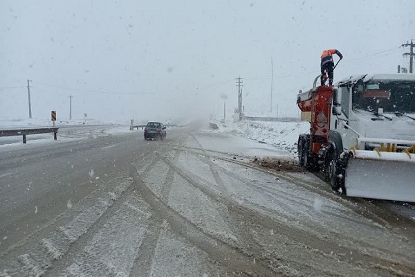 بارش برف بهاری در جاده‌های کوهستانی استان همدان