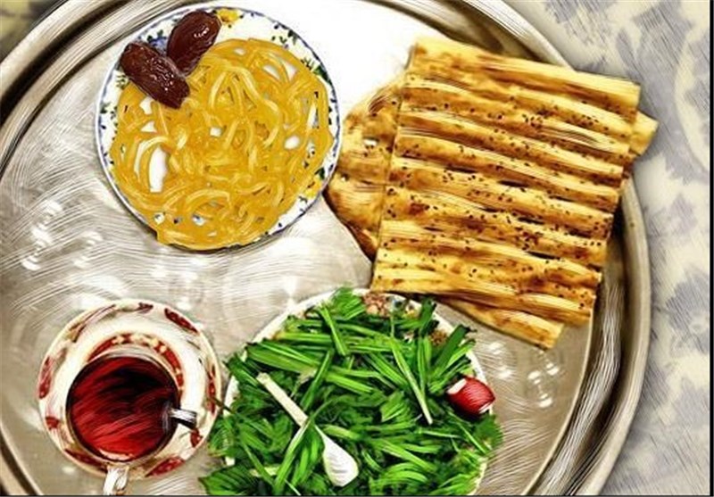 سفره افطاری ساده در بقاع متبرکه فارس