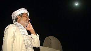 مردی با لباس بلوچ در خال سحرخوانی