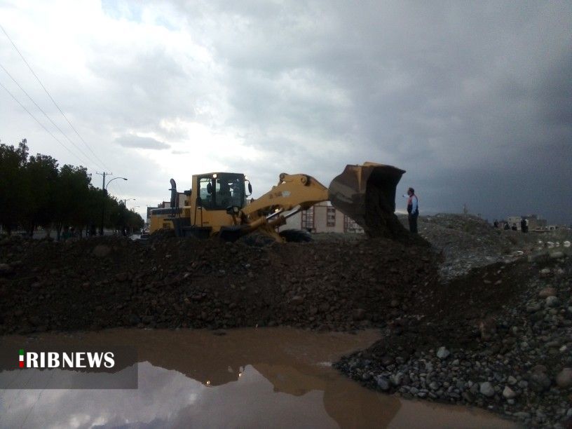 شکسته شدن دیواره خاکی و سیل بند حاشیه شمالی شهر جیرفت شکسته شدن دیواره خاکی و سیل بند حاشیه شمالی شهر جیرفت