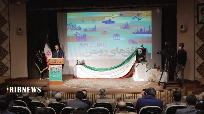 اختتامیه دهمین جشنواره سراسری شعر بسیج در قم برگزار شد اختتامیه دهمین جشنواره سراسری شعر بسیج در قم برگزار شد