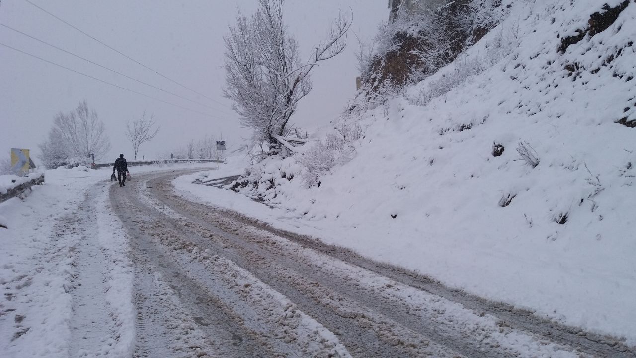 برف روبی در محور مواصلاتی دوهزار و سه هزار تنکابن