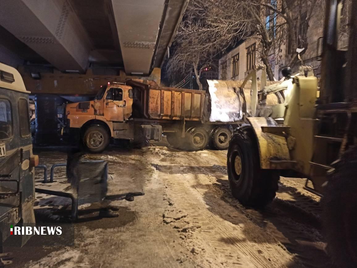 تداوم برفروبی و بازگشایی معابر اردبیل تداوم برفروبی و بازگشایی معابر اردبیل