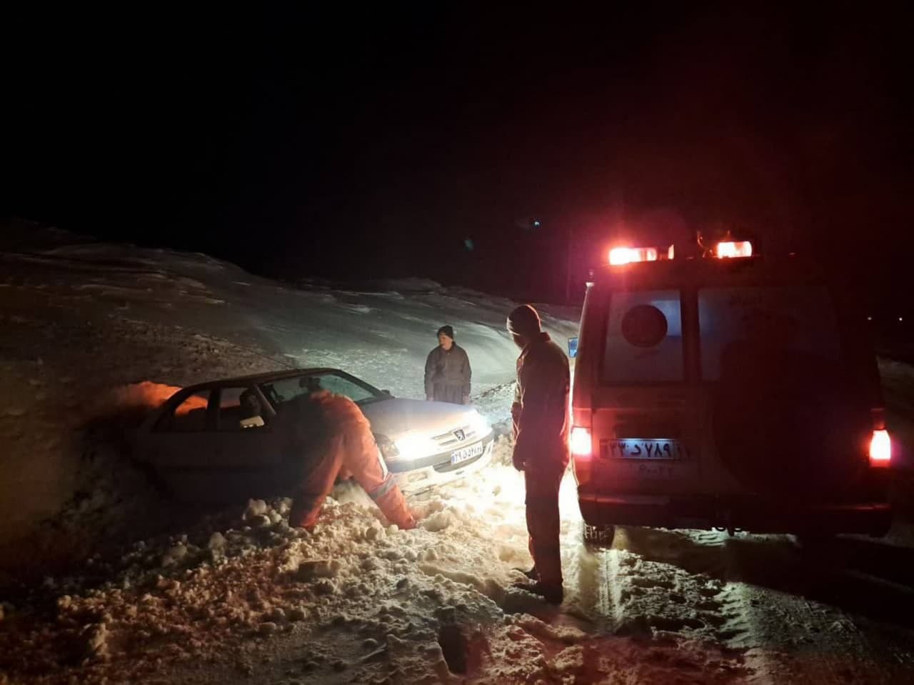 انحراف یک دستگاه خودروی سواری پژو پارس به علت لغزنده بودن جاده انحراف یک دستگاه خودروی سواری پژو پارس به علت لغزنده بودن جاده