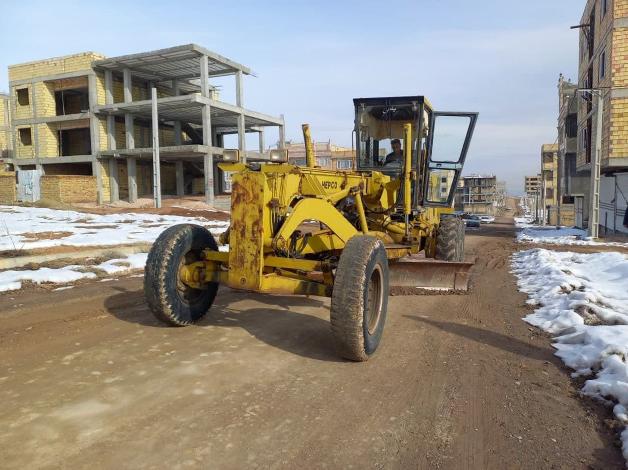 اجرای عملیات شن ریزی در منشعبات خیابان شهید دانشگر