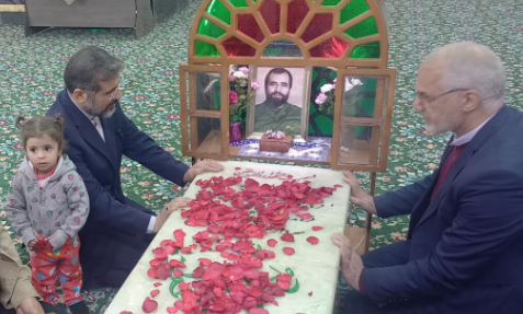 ادای احترام وزیر ارشاد به مقام شامخ سردار شهید علی هاشمی ادای احترام وزیر ارشاد به مقام شامخ سردار شهید علی هاشمی