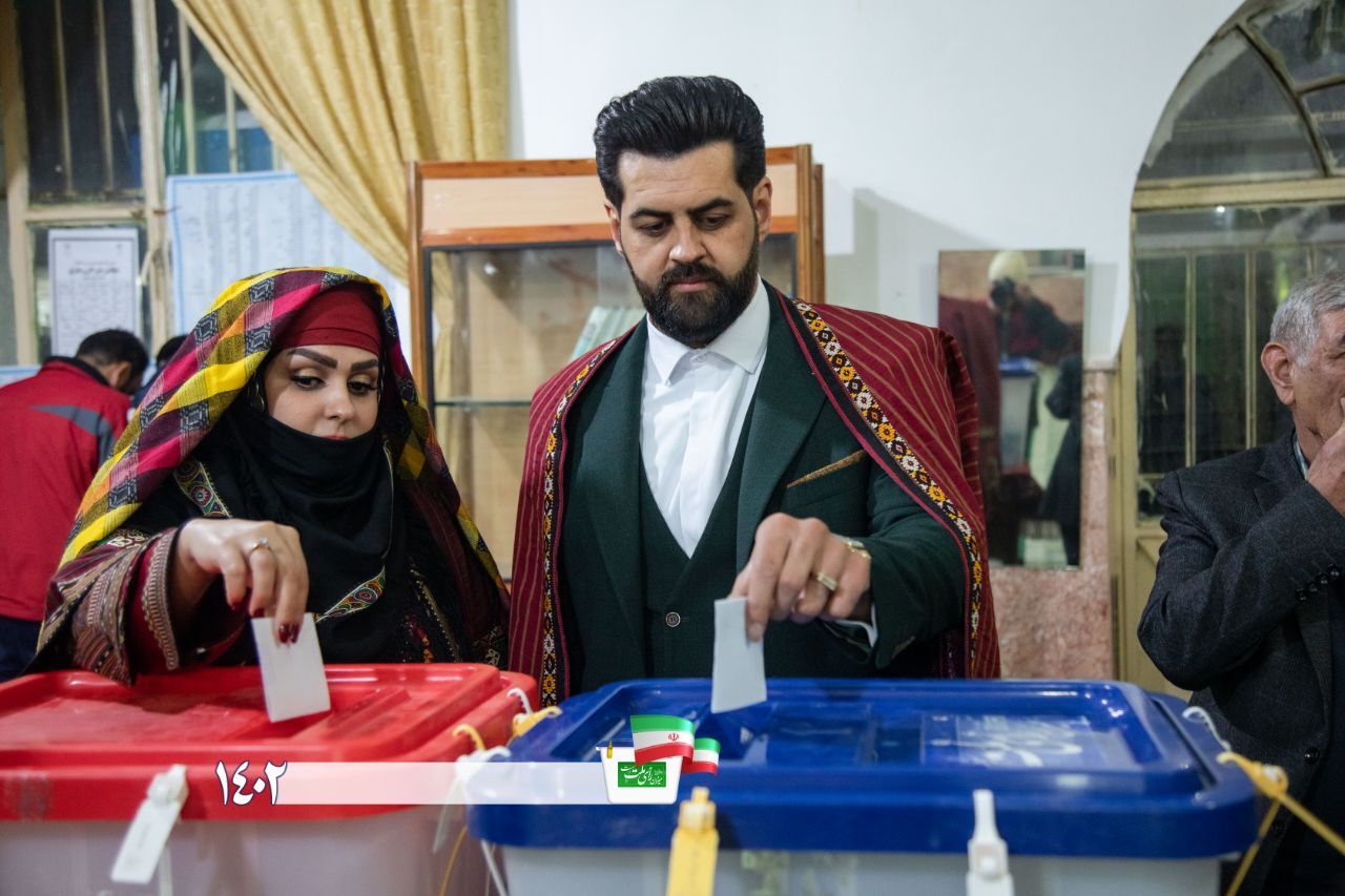 ۲ عروس و داماد در کلات  و خلیل آباد رای خود را به صندوق انداختند