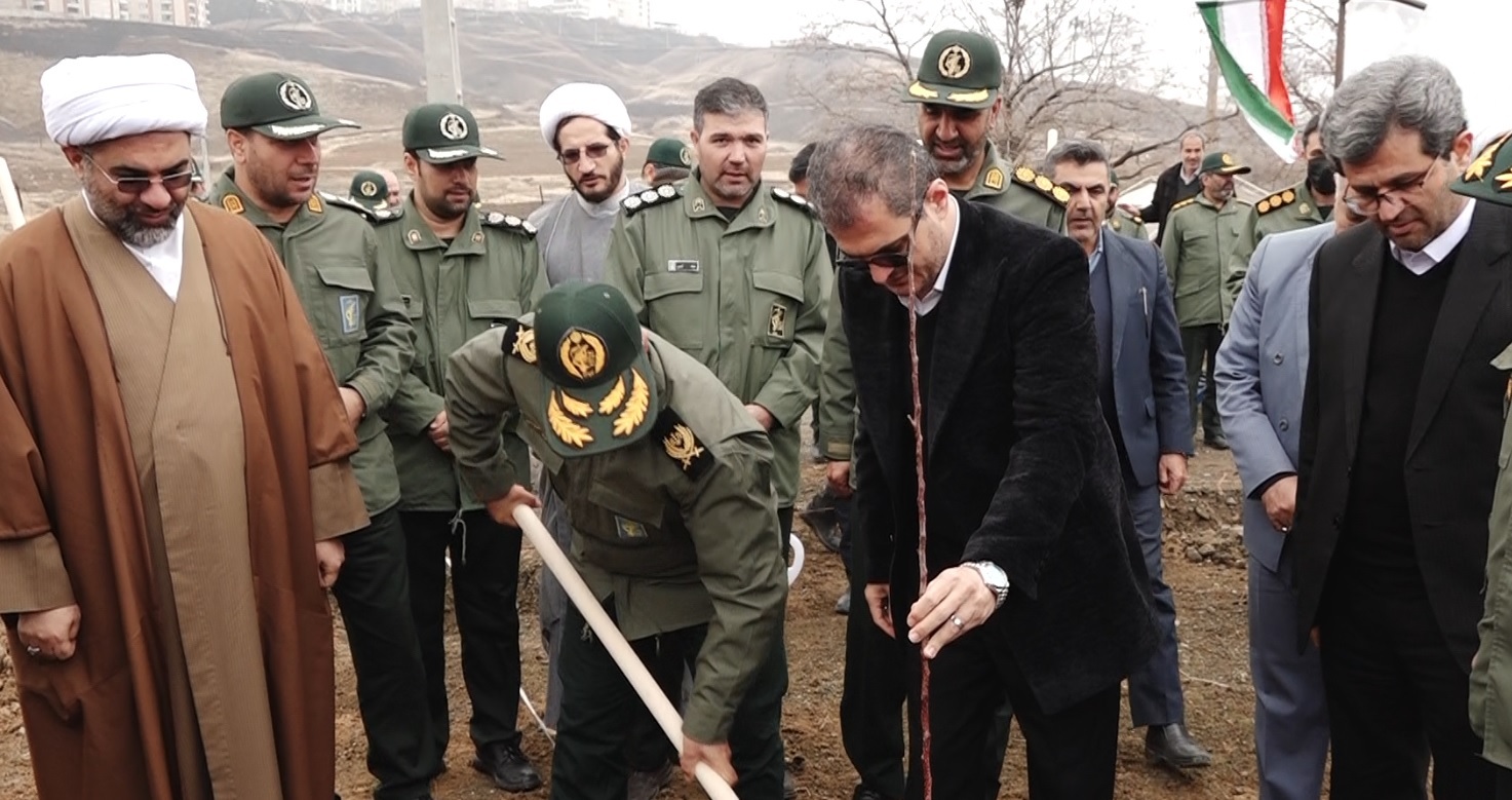 غرس نهال در اولین روز از هفته ی منابع طبیعی در سنندج