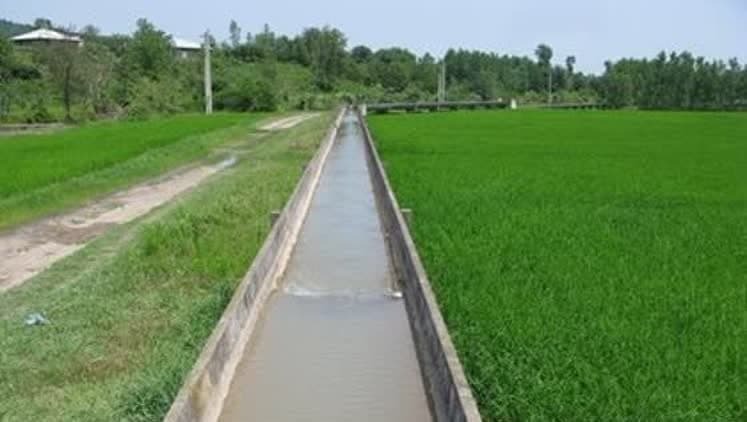 بتنی کردن ۱۳۵۰ متر کانال کشاورزی در نور بتنی کردن ۱۳۵۰ متر کانال کشاورزی در نور