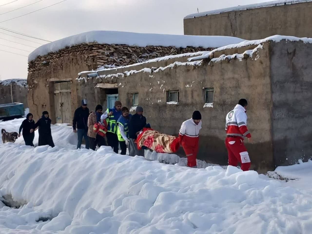 نجات مصدوم سقوط کرده از پشت بام در روستای مائین بلاغ توسط ناجیان تکاب نجات مصدوم سقوط کرده از پشت بام در روستای مائین بلاغ توسط ناجیان تکاب