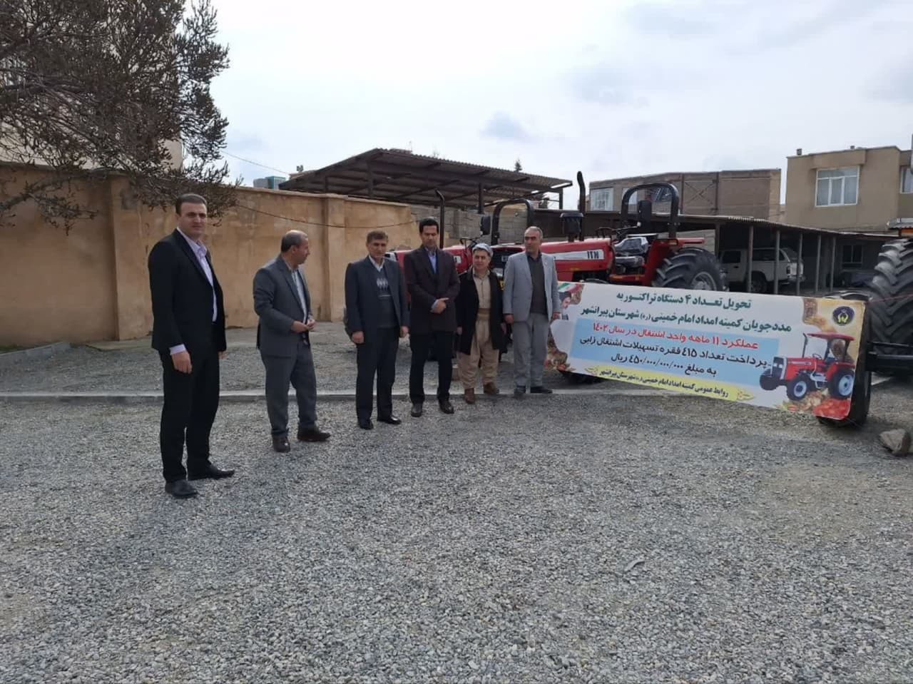 اهدای ادوات کشاورزی به مدد جویان کمیته امداد امام خمینی (ره) در پیرانشهر 