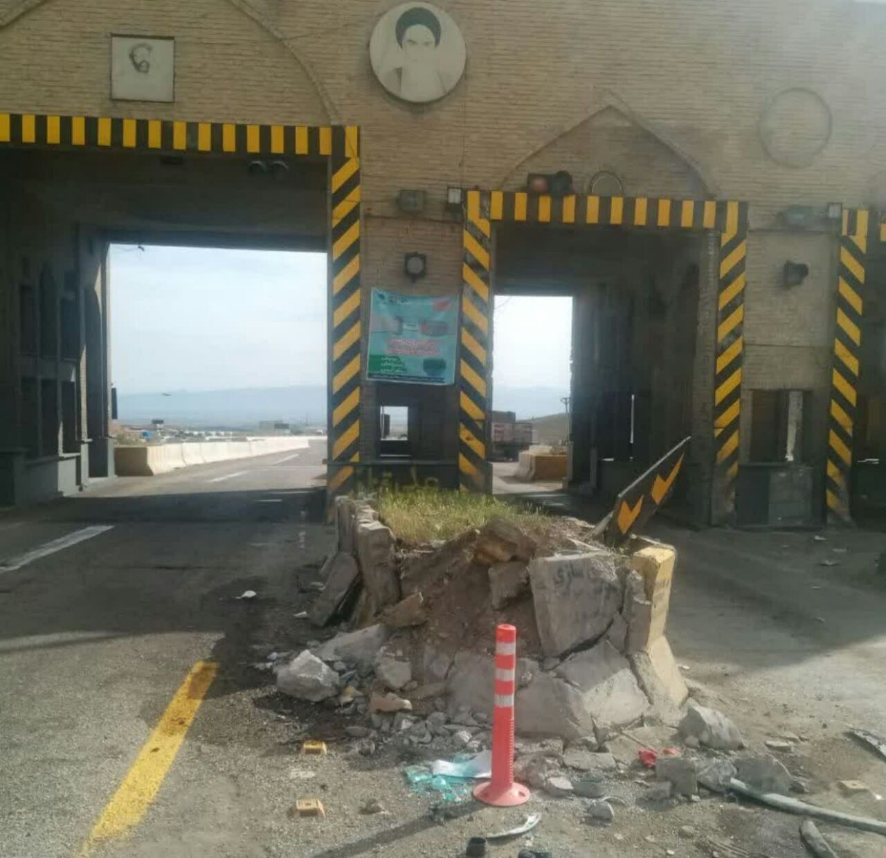 تصادف با تراکتور، برخورد با عوارضی و سقوط خودرو از کوه!