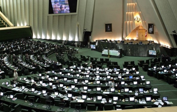 نماینده موافق استیضاح: در ۶ ماه گذشته چند خودرو وارد کردید؟
