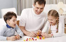 راههای ایجاد نشاط در خانه و خانواده پدری با دو فرزندش در حال بازی