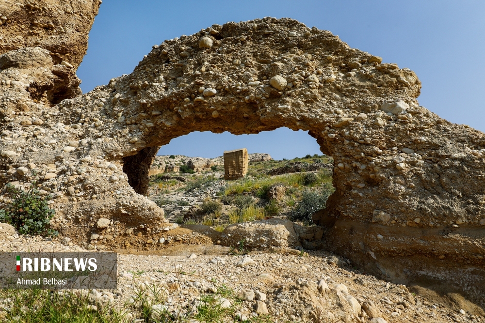 حوضچه ها و قبور تاریخی صخره ای بندر سیراف