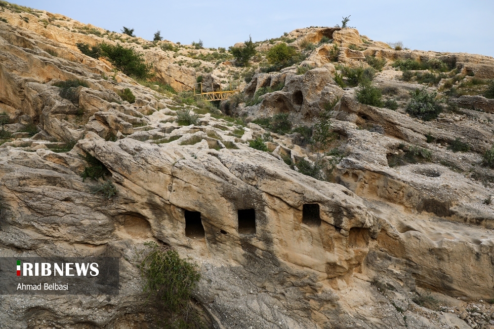 حوضچه ها و قبور تاریخی صخره ای بندر سیراف