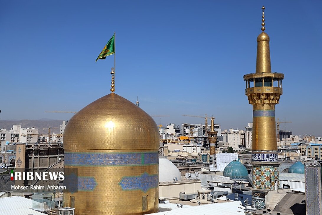 آیین تعویض پرچم گنبد منور رضوی