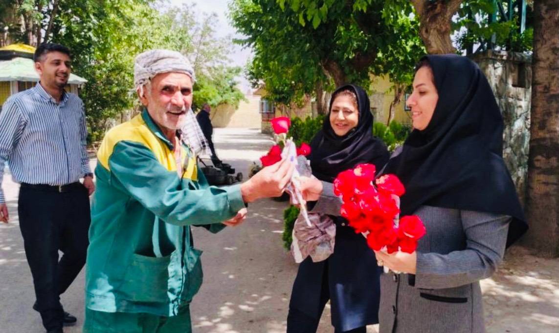 اهدا «شاخه گل» به جای «سیگار» در بوستان رازی اهدا «شاخه گل» به جای «سیگار» در بوستان رازی