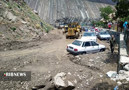 خودروی مدفون‌شده زیر خاک در جاده چالوس