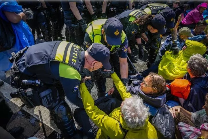 بازداشت بیش از ۱۵۰۰ نفر در لاهه هلند در یک تجمع اعتراضی