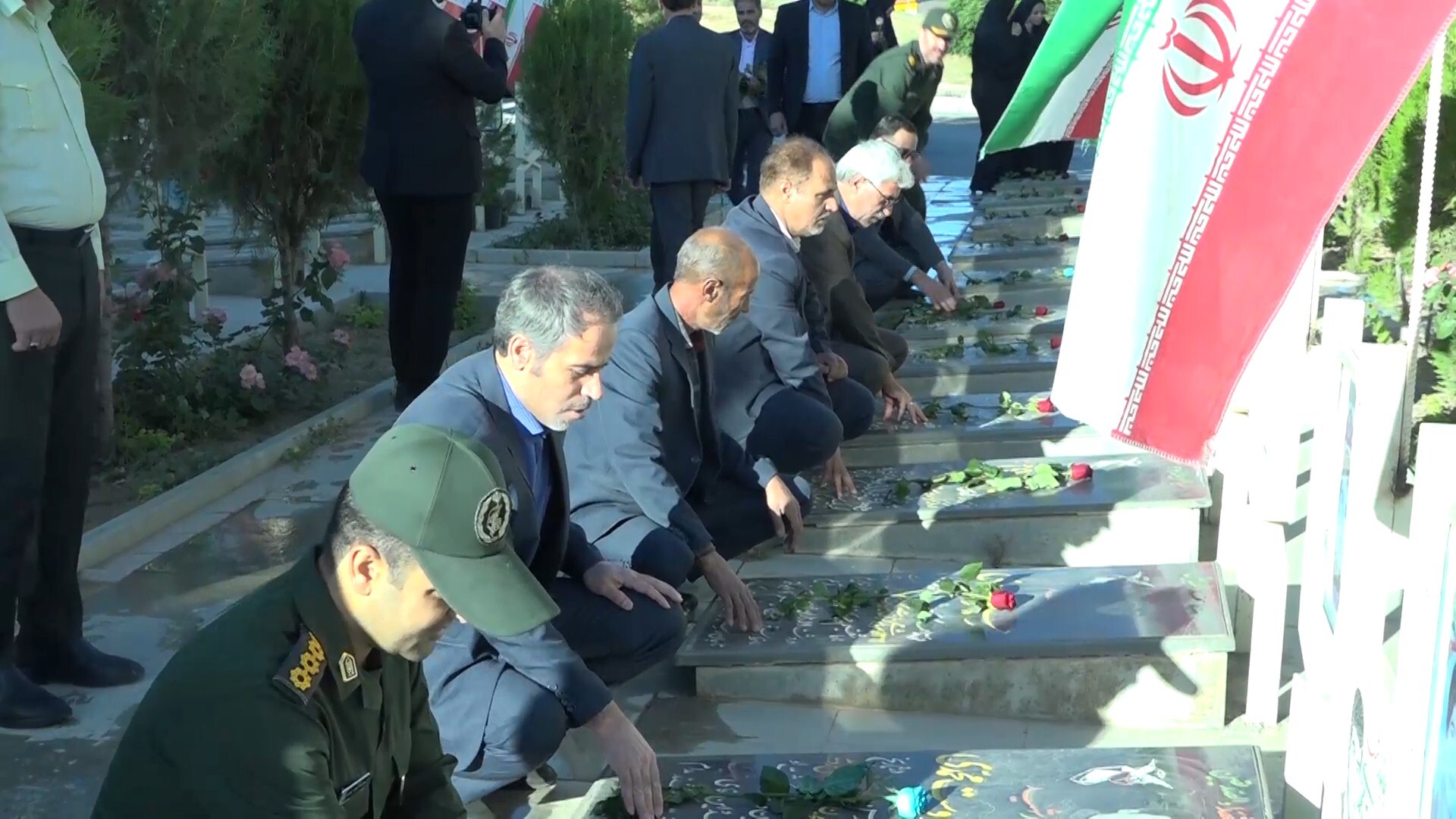 غبارروبی و عطر افشانی مزار شهدای بویین میاندشت غبارروبی و عطر افشانی مزار شهدای بویین میاندشت