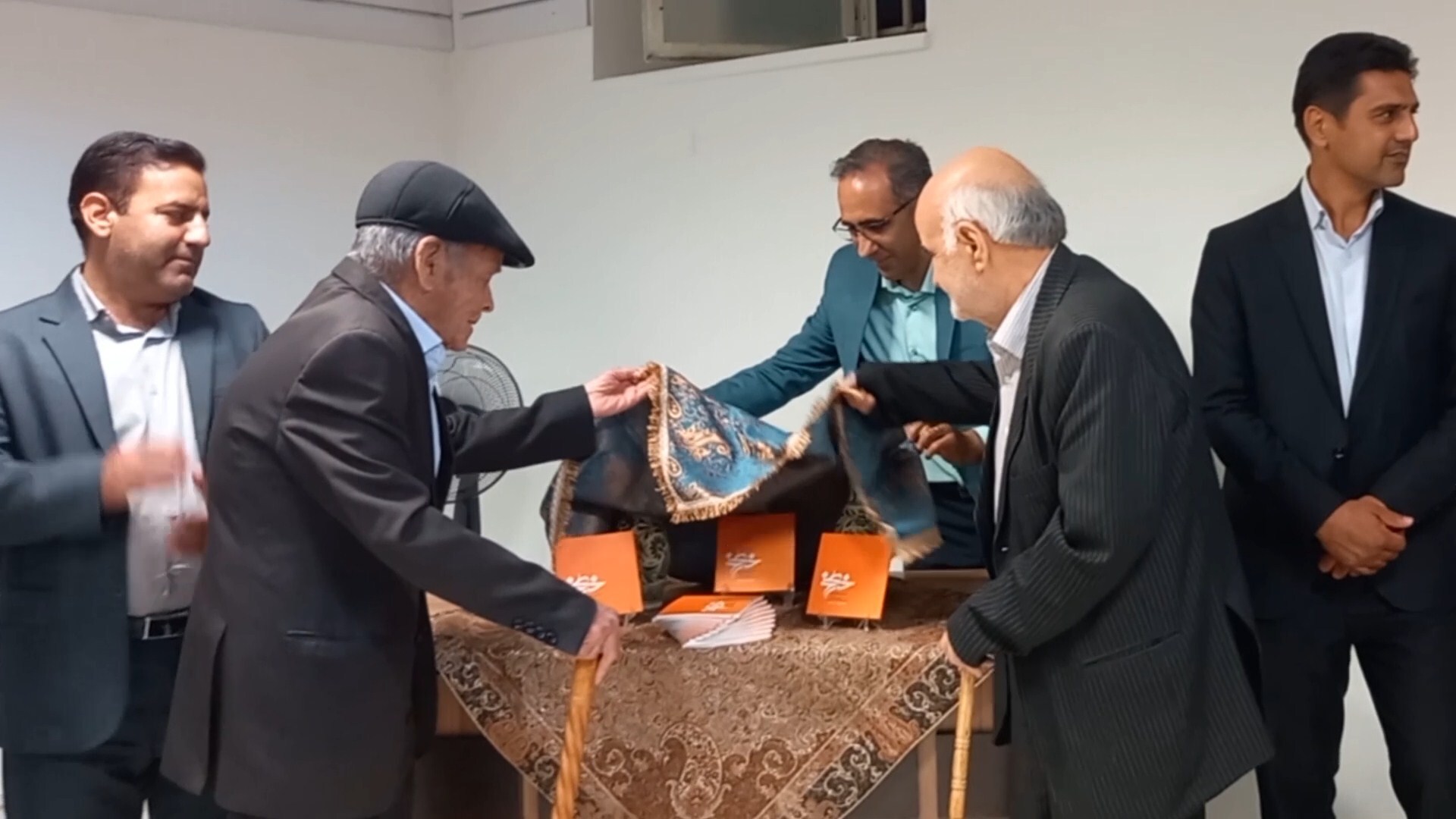 رونمایی از کتاب خط رُخ در شهرضا رونمایی از کتاب خط رُخ در شهرضا