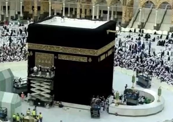 همزمان با فرا رسیدن محرم سال ۱۴۴۵ قمری پرده خانه خدا تعویض شد.