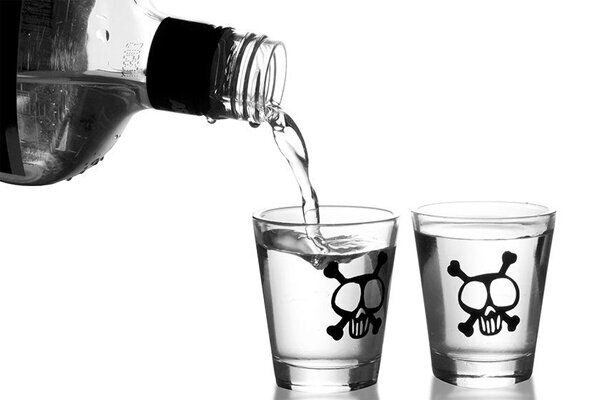 مرگ ۲ نفر بر اثر مشروبات الکلی سمی مرگ ۲ نفر بر اثر مشروبات الکلی سمی