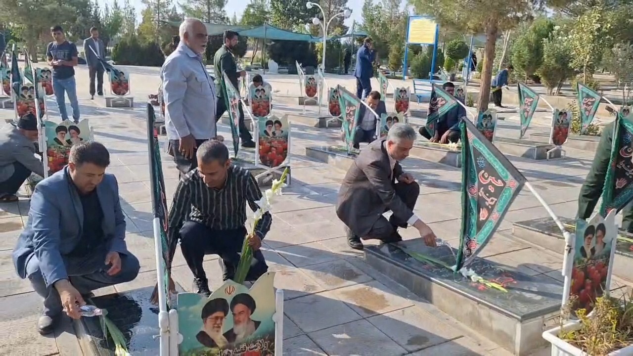 غبار روبی و عطر افشانی مزار شهیدان در شهر اژیه هرند