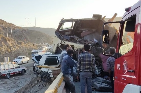۳ کشته و ۱۴ مصدوم در برخورد زنجیروار بیش از ۷ خودرو و کامیون در محور تربت حیدریه- مشهد