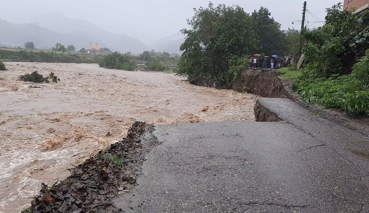 ضرورت حضور همه دستگاههای اجرایی برای کمک به مناطق سیل زده گیلان ضرورت حضور همه دستگاههای اجرایی برای کمک به مناطق سیل زده گیلان