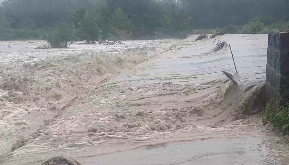 مسدود شدن راه ارتباطی ۴ روستای فومن در پی بارش باران مسدود شدن راه ارتباطی ۴ روستای فومن در پی بارش باران