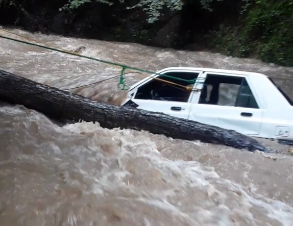 تداوم امدادرسانی در مناطق سیل زده گیلان