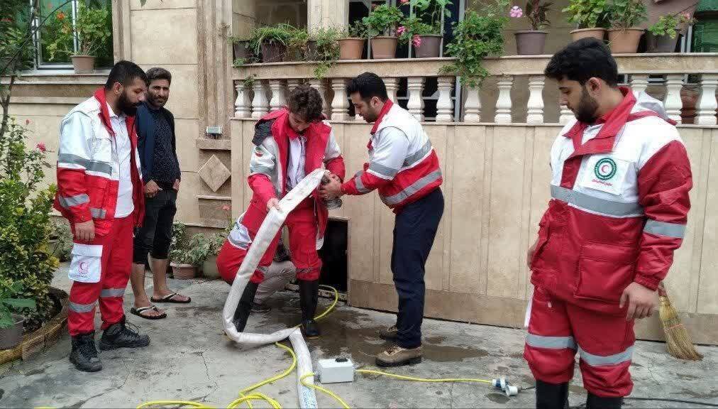 امداد رسانی به بیش از ۲۰۰ خانوار در جریان سیل آستارا امداد رسانی به بیش از ۲۰۰ خانوار در جریان سیل آستارا