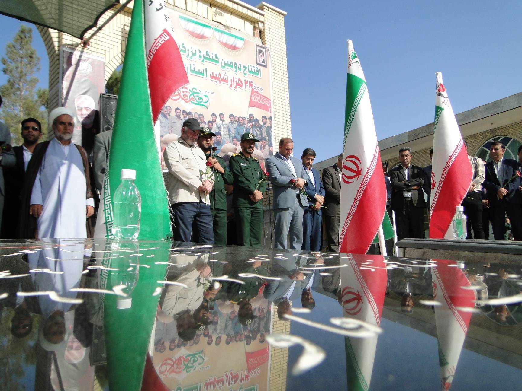 غبار روبی گلزار شهدا و مزار دو شهید گمنام در ورزنه