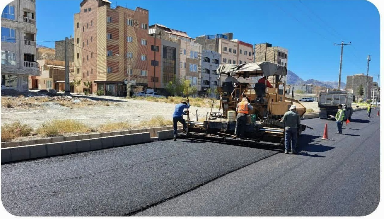 اجرای عملیات روکش آسفالت گرم محور شهید آوینی شهرستان بیرجند