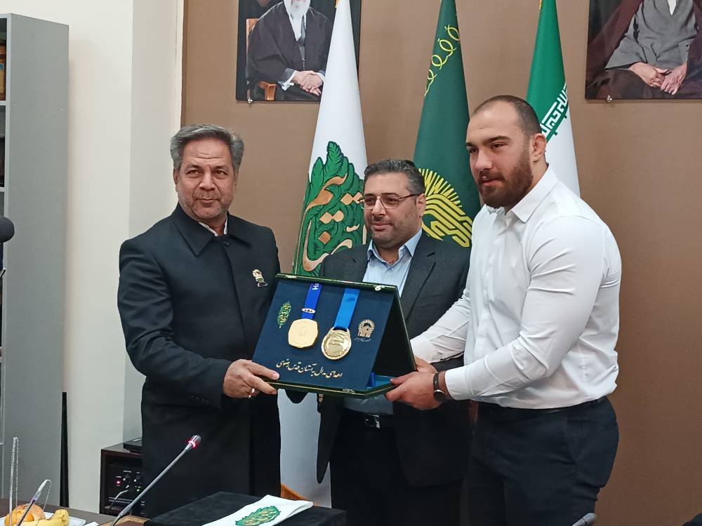 اهدای مدال های امیرحسین زارع به موزه آستان قدس رضوی
