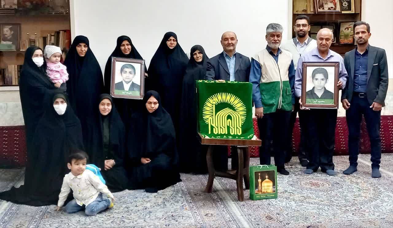 پرچم حرم امام رضا (علیه السلام) میهمان خانواده شهیدان آبیز دانش آموزان زاهدانی پرچم حرم امام رضا (علیه السلام) میهمان خانواده شهیدان آبیز دانش آموزان زاهدانی