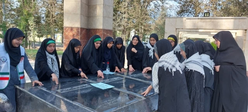 غبارروبی تابلوهای منصوب به شهدا در پارسآباد غبارروبی تابلوهای منصوب به شهدا در پارسآباد