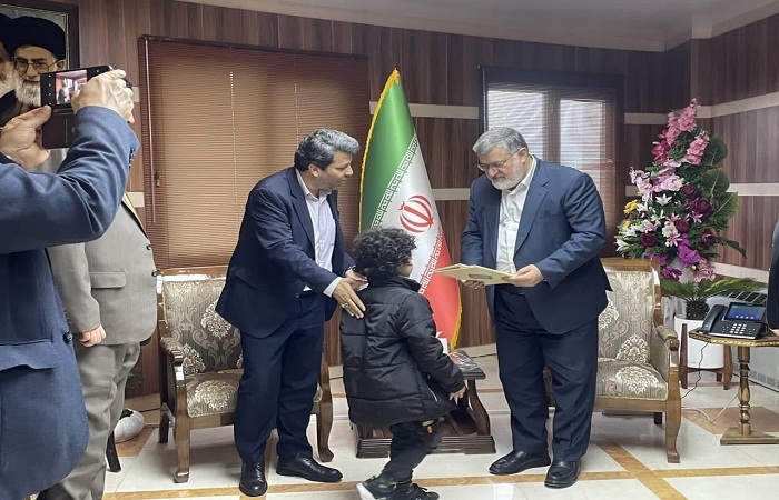 اهداکارت هنر به کم سنترین هنرمند استان اهداکارت هنر به کم سنترین هنرمند استان