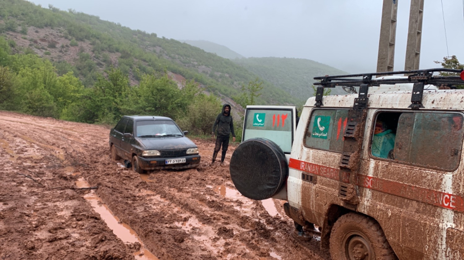 نجات سرنشینان بیش از ۱۷۰ خودرو گرفتار سیلاب در مازندران نجات سرنشینان بیش از ۱۷۰ خودرو گرفتار سیلاب در مازندران