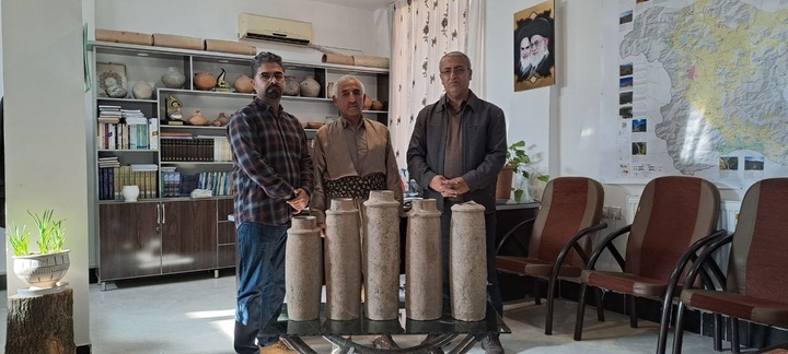 اهدای ۱۰ تنبوشه سفالی به میراث‌فرهنگی پیرانشهر