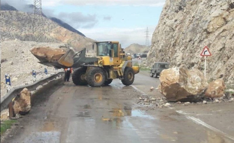 ریزش برداری در جادههای خوزستان باتلاش نیروهای راهداری ریزش برداری در جادههای خوزستان باتلاش نیروهای راهداری