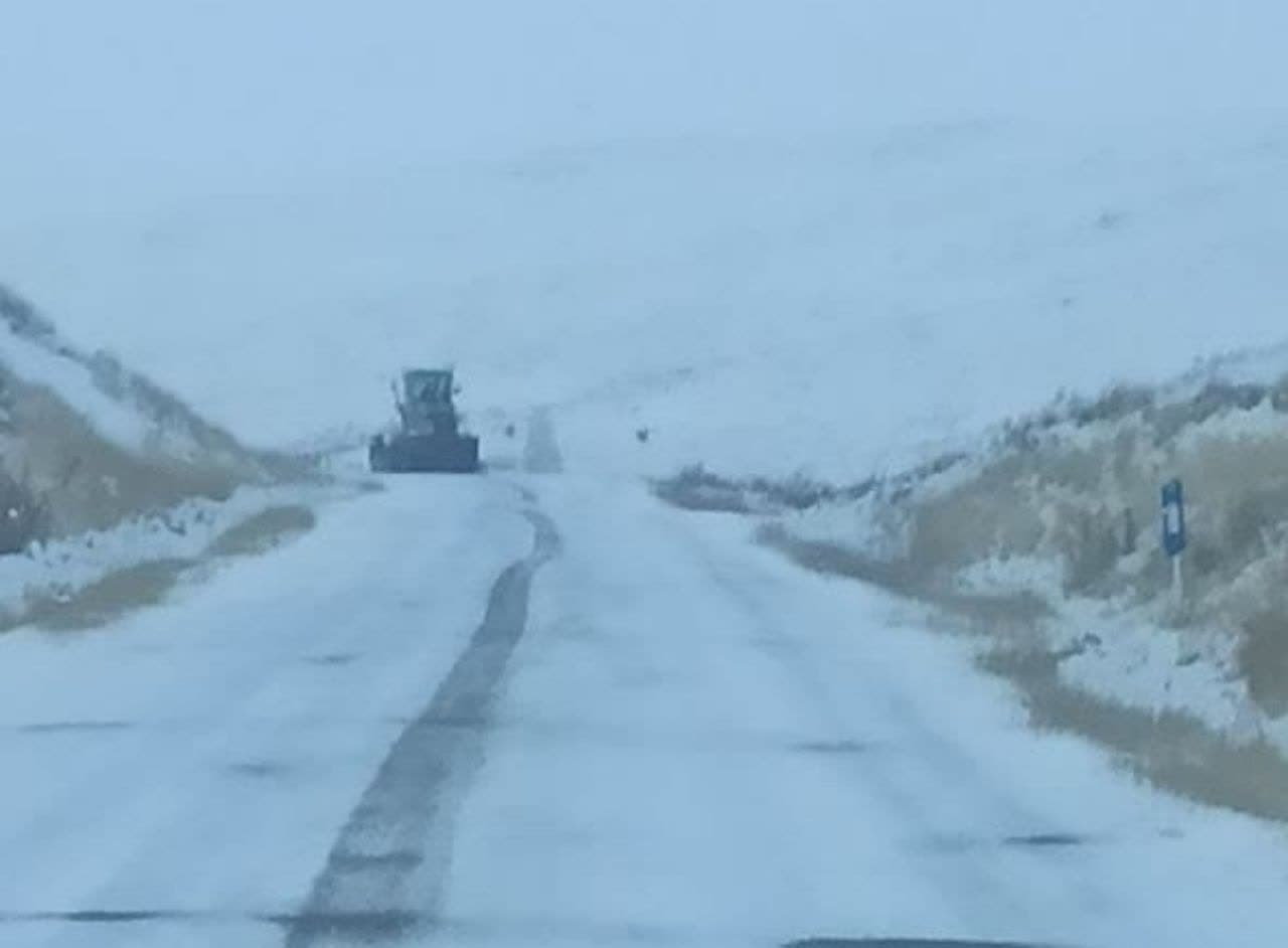 برف روبی نزدیک به ۷۰ کیلومتر از محورهای مواصلاتی آذربایجان غربی برف روبی نزدیک به ۷۰ کیلومتر از محورهای مواصلاتی آذربایجان غربی